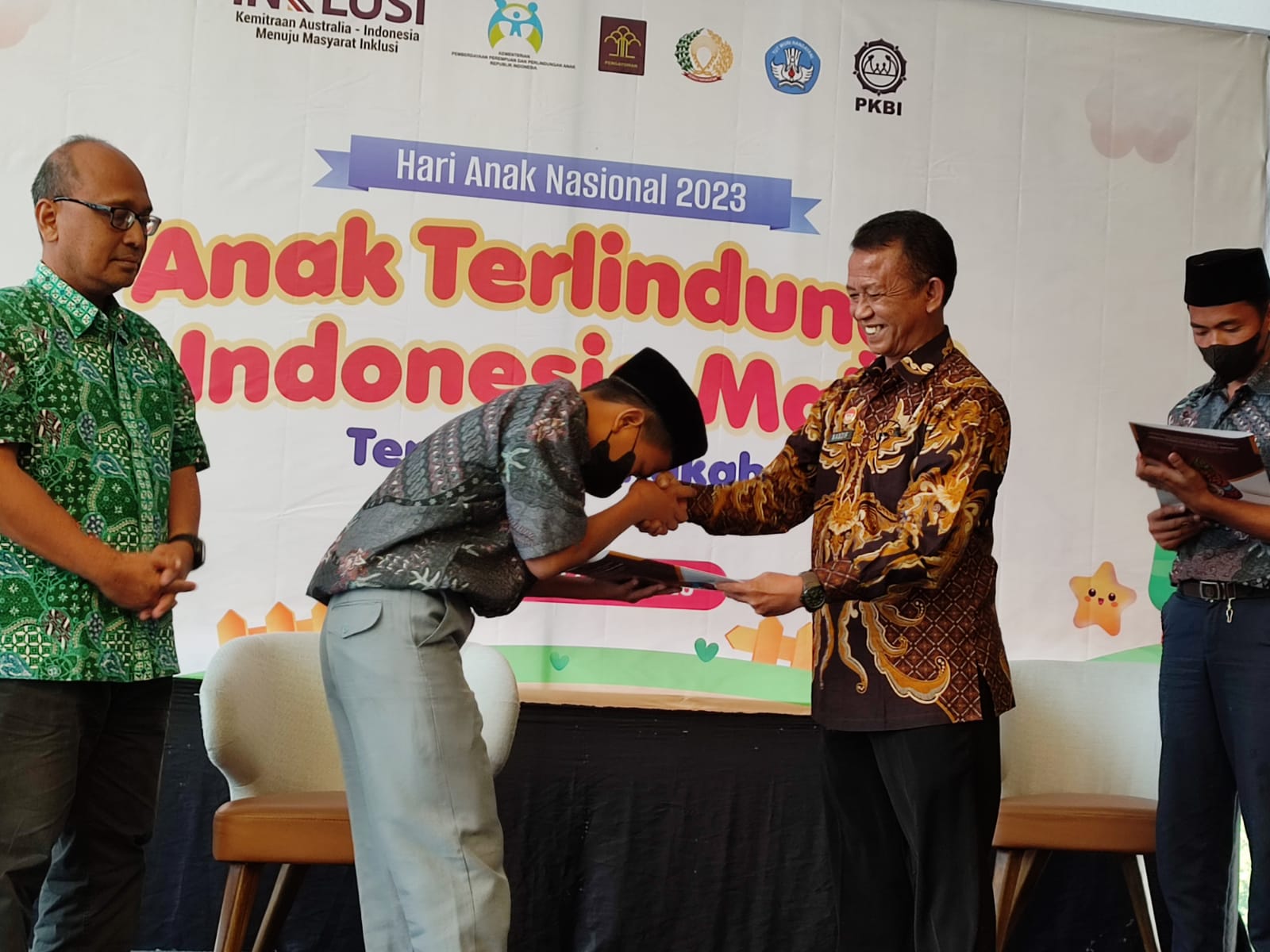 Jabatan Fungsional Pembimbing Kemasyarakatan Ahli Madya Kanwil Kemenkumham Jawa Tengah, Nadzif Ulfah menyerahkan SK Remisi Khusus HAN secara simbolik ada dua ABH LPKA Kutoarjo.