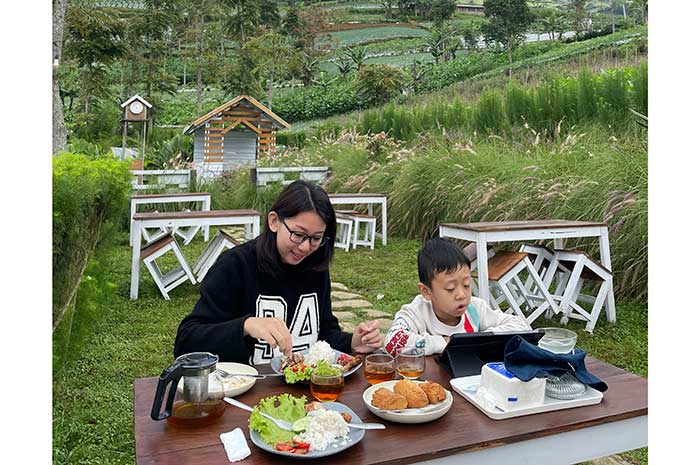 Salah satu sudut Teras Mangli Coffee and View memanjakan mata.