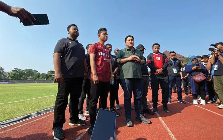 Ketua Umum PSSI Erick Thohir (tiga dari kanan) memberi komentar terkait seleksi Timnas U-17 di Stadion Sriwedari dan pemilihan Kota Solo sebagai venue Semifinal dan Final Piala Dunia U-17