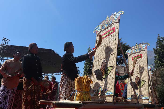 Prosesi Ruwat Rigen yang dilakukan warga 13 desa di Kecamatan Kledung, Temanggung, Sabtu (22/7).