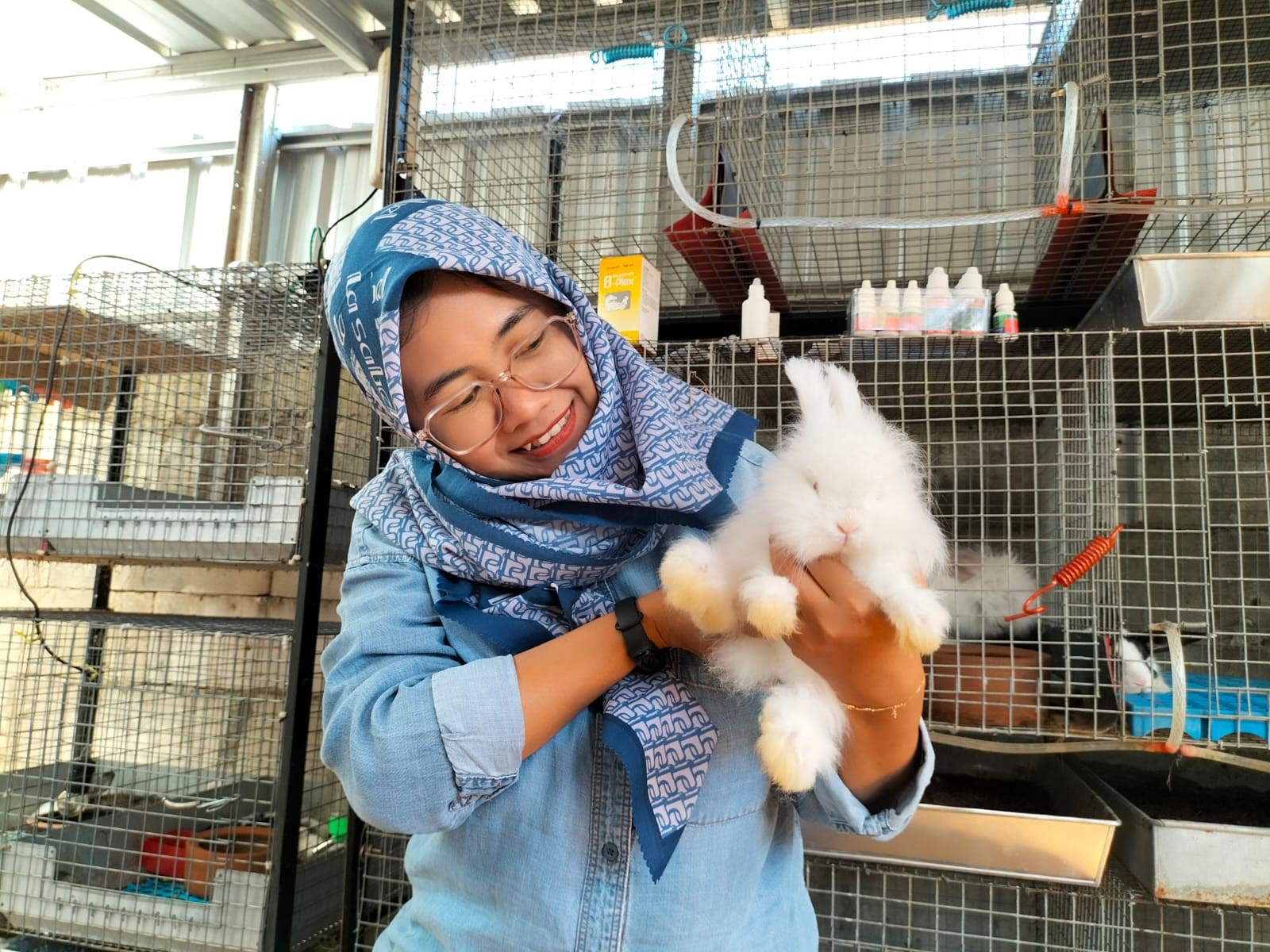 Lia Candra Ambarsari, pemilik peternakan kelinci hias di Mangunsari, Gunung Pati, Kota Semarang Selasa (18/7/2023).
