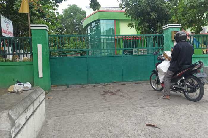 Tempat kejadian pperkara dugaan pembunuhan di depan Puskesmas Rowosari, Jalan Tunggu Raya Kecamatan Tembalang, Minggu (22/7/2023).