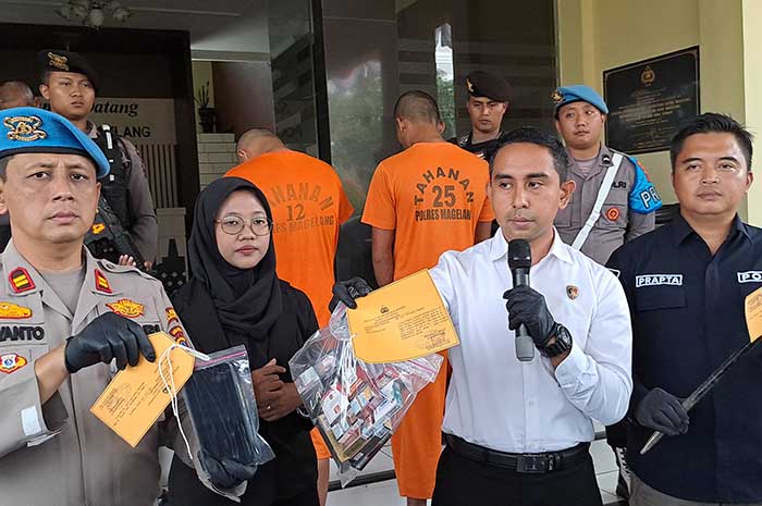 Kasat Reskrim Polresta Magelang saat interogasi AG, eksekutor pembobolan Alfamart pada konferensi pers, di depan Mako Polresta Magelang, Senin (24/7).