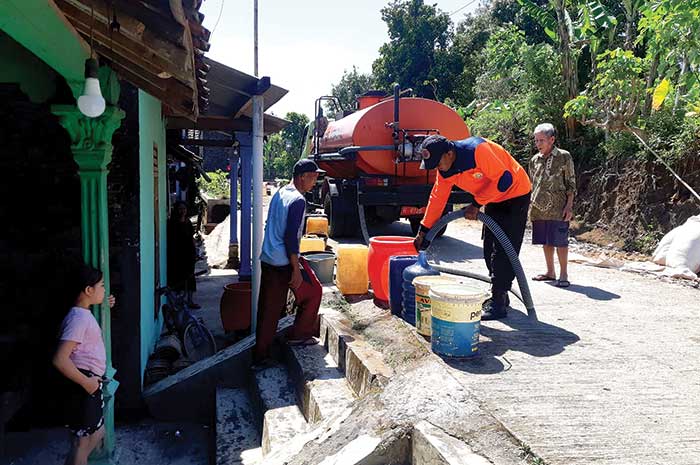 Tim BPBD Kabupaten Kendal saat mendistribusikan 10 ribu liter air bersih ke Desa Curugsewu, Kecamatan Patean, Minggu (27/3).