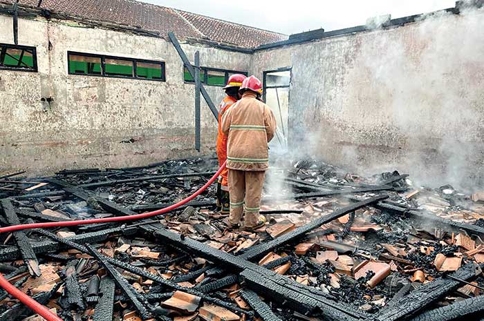 Pemadam Kebakaran dari Damkar dan Satpol PP Kabupaten Semarang saat memadamkan kobaran api yang melalap bangunan SDN 1 Pakis, kemarin.