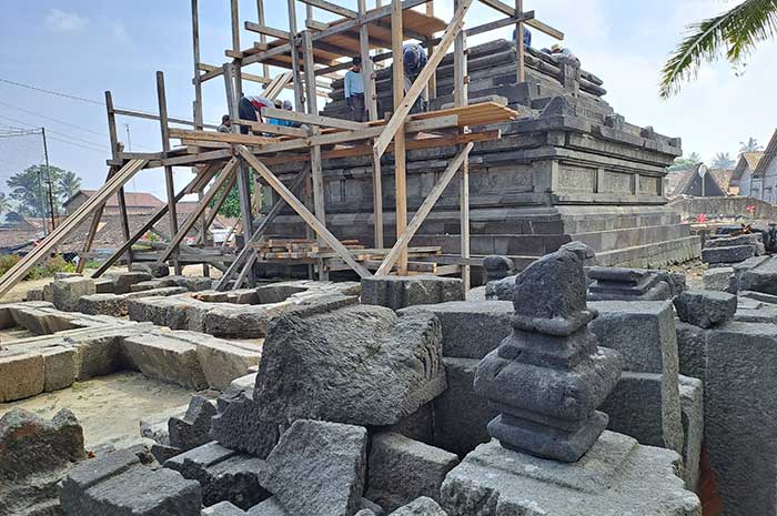 Tim juru pugar Balai Pelestarian Kebudayaan Wilayah 10 sedang melakukan proses penurunan batuan situs Candi Lumbung, Selasa (25/7).