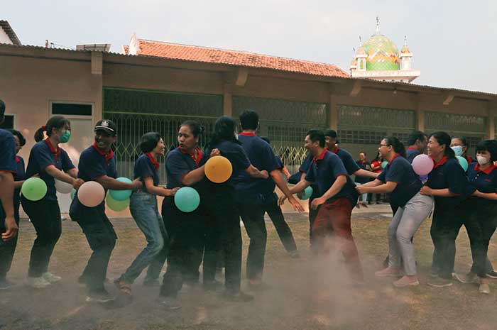 Sejumlah guru tuna netra dari SLB A Dria Adi antusias mengikuti lomba pecah balon, Selasa (25/7).