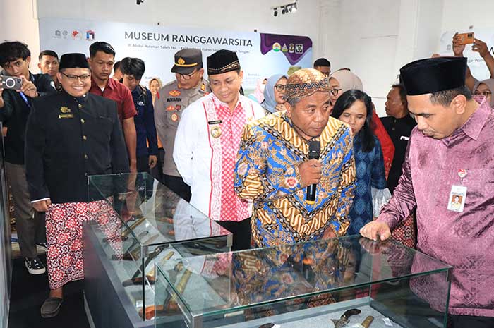 Wakil Gubernur Jawa Tengah Taj Yasin Maimoen didampingi Wali Kota Pekalongan HA Afzan Arslan Djunaid mengunjungi stan pameran di Museum Batik Pekalongan, Selasa (25/7).