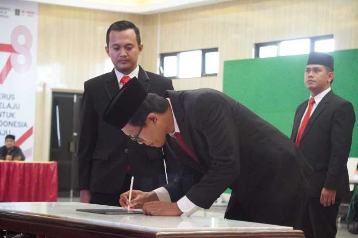 Hantor Situmorang melantik dan mengambil sumpah empat Pejabat Penyidik Pegawai Negeri Sipil (PPNS) dan satu orang Notaris Pengganti, Selasa (25/07) di Aula Kresna Basudewa.