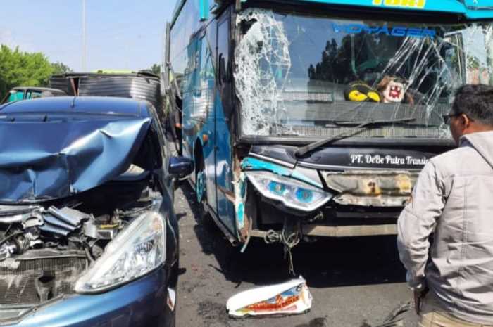 Kecelakaan beruntun melibatkan delapan kendaraan di tol janglis Semarang Rabu (26/7/2023).