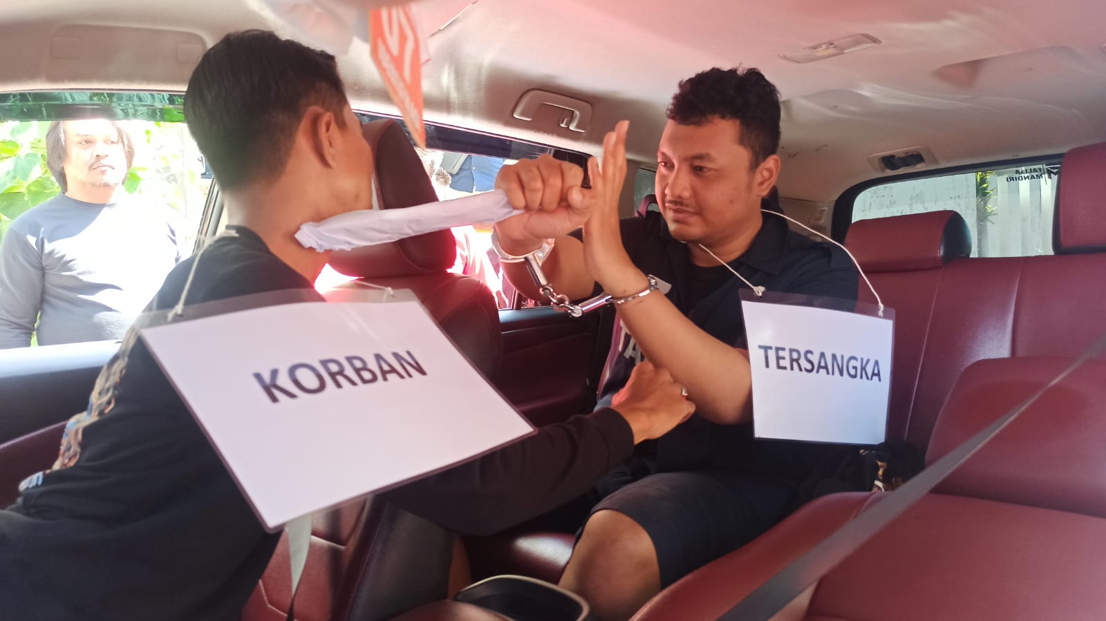 Pelaku memperagakan adegan pembunuhan dalam rekontruksi pembunuhan driver taksi online di Jalan Mugas Dalam Semarang.