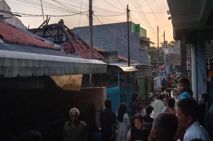 Warga dan petugas berusaha memadamkan api yang membakar rumah kos di Jalan Peterongan, Kelurahan, Peterongan, Semarang Selatan, Kamis (27/8/2023) sekitar pukul 16.30.