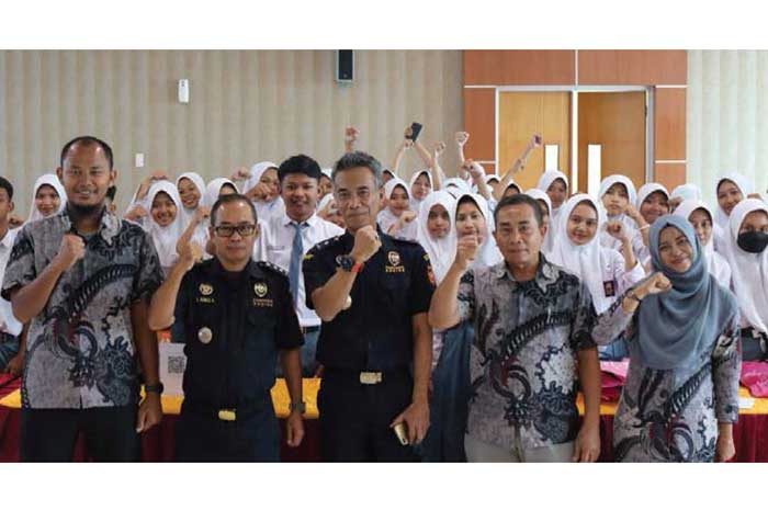Guru dan murid SMK PGRI Batang melakukan sesi foto bersama Kepala Seksi Pelayanan Kepabeanan dan Cukai IV Yahya Ponco Aprianto dan Kepala Seksi Perbendaharaan Hasanudin.