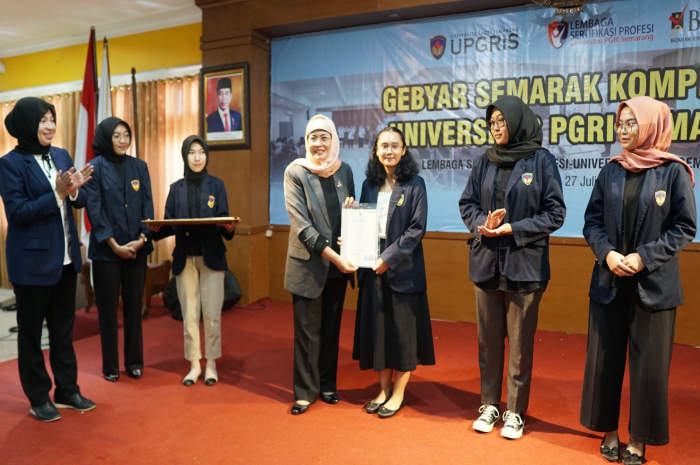 Rektor UPGRIS Sri Suciati memberikan secara langsung sertifikat kompetensi pada mahasiswa.