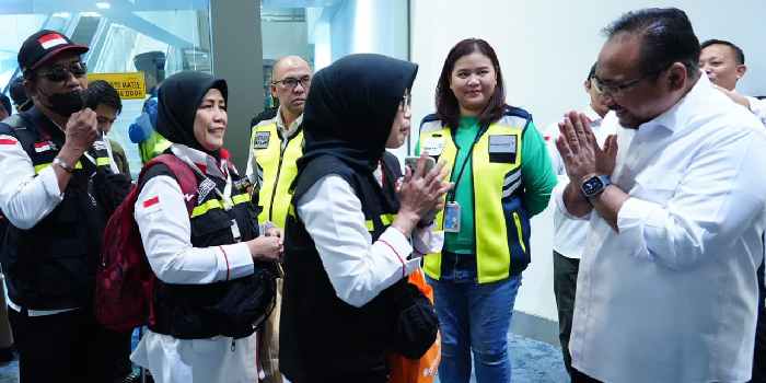 SAMBUT KEPULANGAN PETUGAS : Menag Yaqut Cholil Qoumas menyambut kepulangan petugas haji PPIH Arab Saudi Daker Makkah di Bandara Soekarno Hatta Cengkareng Kamis 27 Juli 2023.