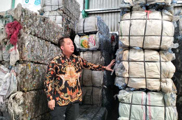 Commercial Director Prevented Ocean Plastic Indonesia (POPI), Daniel Lawrence, mengecek botol bekas yang akan diproduksi, Kamis (27/7).