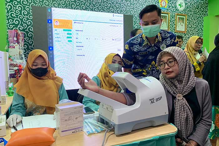 Stand RSUD dr H Soewondo Kendal diserbu warga untuk mendapat layanan kesehatan gratis di Pekan Raya Kendal.