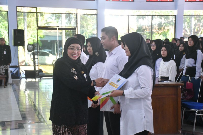 SERAHKAN SK : PJ Bupati Batang Lani Dwi Rejeki saat memberikan SK kepada PPPK yang telah lolos seleksi tahun sebelumnya. (ISTIMEWA)