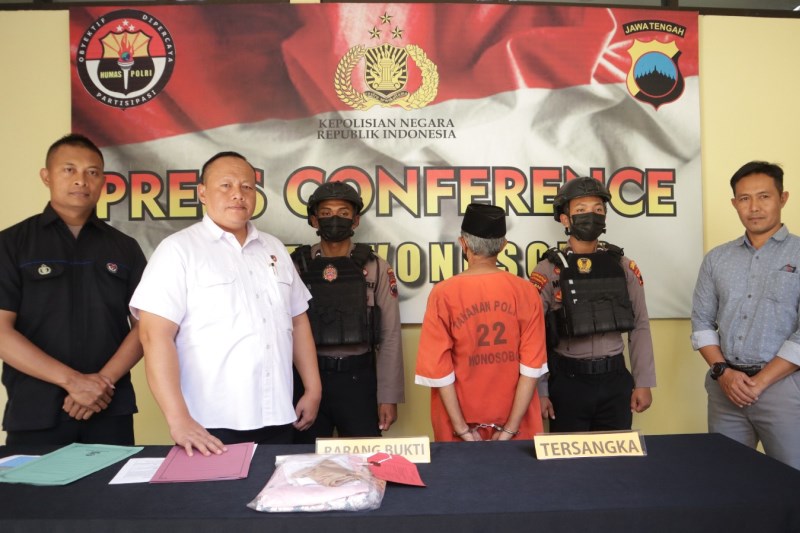 KAKEK CABUL : Tersangka AR berbaju orange diduga melakukan pencabulan terhadap anak di bawah umur.(IST)