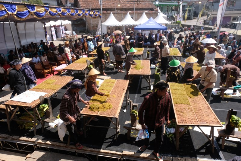 TRADISIONAL : Perlombaan dan stan-stan produk lembutan di Festival Lembutan Bansari. (NURFAIK NABHAN/Jawa Pos Radar Magelang)