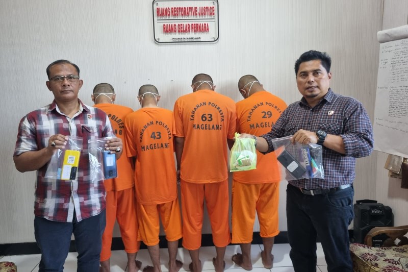PENGEDAR NARKOBA: Kasat Reserse Narkoba Polresta Magelang Kompol Willy Budiyanto menunjukkan keempat tersangka dan barang bukti paket tembakau gorila. (ROFIK SYARIF GP/JAWA POS RADAR MAGELANG)