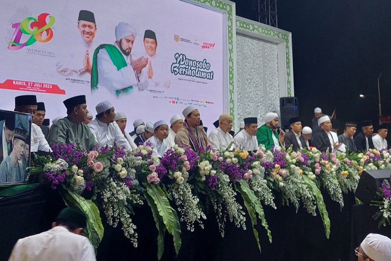 SALAWATAN : Alun-alun Wonosobo menjadi lautan manusia dalam acara salawat bersama Habib Syech, Kamis (277). Inzet Habib Syech bin Abdul Qodir Assegaf bersama pejabat Wonosobo. (ADDIN ALFATH/ JAWA POS
