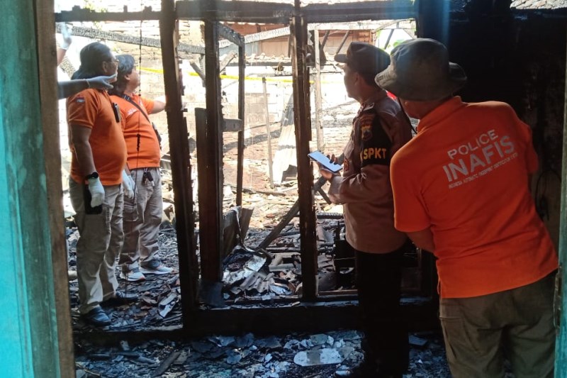 HANGUS : Polisi melakukan olah TKP kebakaran rumah milik Sukeri yang menewaskan penghuninya Jumat (28/7). (M HARIYANTO/JAWA POS RADAR SEMARANG)