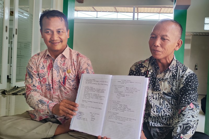 BANTAH KABAR : Perwakilan Komite SMPN 1 Subah, Yuni Supriyantoro dan Mirza menunjukkan notulensi rapat pertemuan dengan wali murid beberapa waktu lalu  (RIYAN FADLI JAWA POS RADAR SEMARANG)