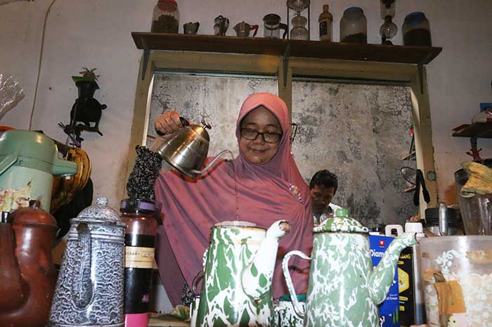 Harmeli sedang meracik kopi untuk pengunjung.