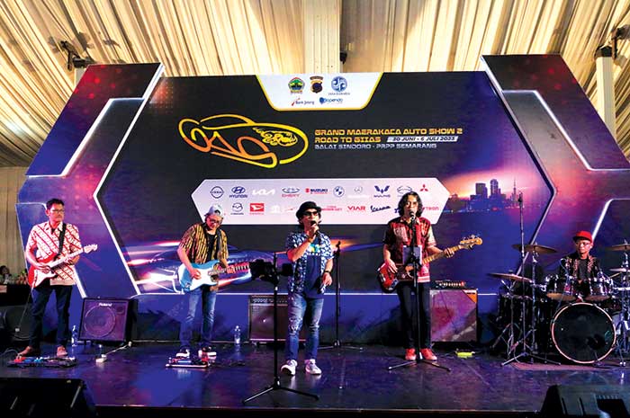 Anggota Semarang Blues Community berfoto bersama. Komunitas ini menjadi ajang untuk menikmati dan belajar musik blues.