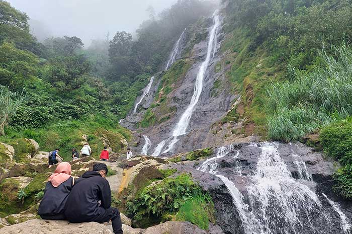 Pengunjung saat menikmati keindahan air terjun Curug Sikarim, Desa Sembungan, Kecamatan Kejajar, Kabupaten Wonosobo.