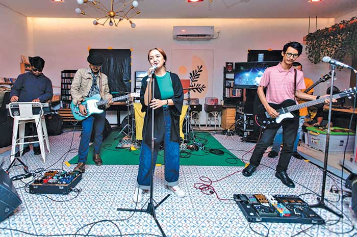 Maloree Band Kota Semarang saat tampil untuk meramaikan belantara musik tanah air.