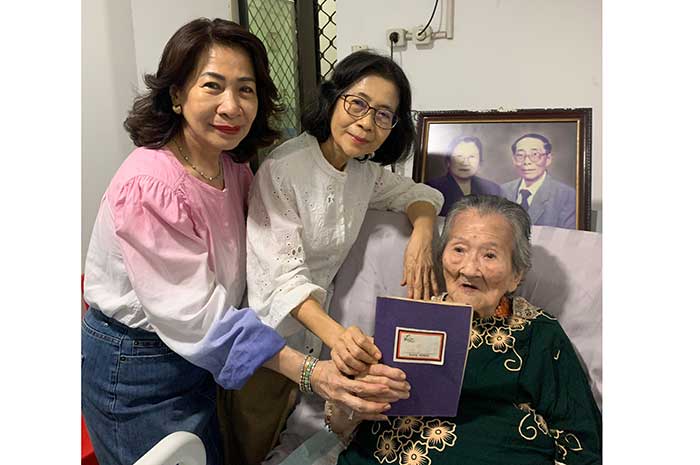 Lie Min Hwa selaku anak pertama dan Lie Siu Hwa anak ketiga bersama ibu Lies Setiawati pendiri pabrik Gelatik Kembar menunjukkan produksi buku.