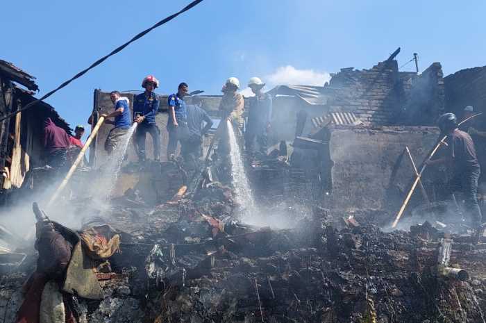 Personel pemadam kebakaran dan warga saat melakukan proses evakuasi kebakaran  di lingkungan Padangan Temanggung Senin (31/7) siang.