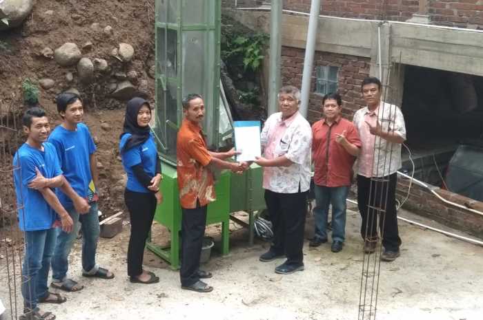 Tim Peneliti Sekolah Vokasi Undip, menyerahkan bantuan&nbsp; mesin ekstraktor subkritis berbasis nano dispers steam dan vibro nano filtrasi untuk Mitra Industri Kopi Sirap.