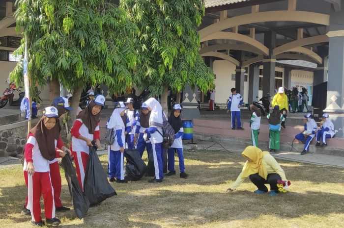 Para pelajar bersemangat memungut sampah di arena PRK di Stadion Kebondalem Kendal.