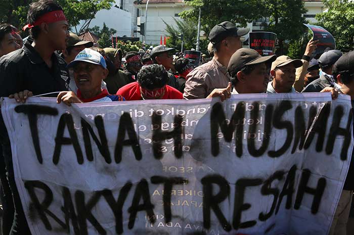 Ratusan warga Demak dan Kota Semarang yang tergabung dalam Aliansi Rakyat Terdampak Tol Semarang-Demak menggeruduk kantor Gubernur Jateng Senin (31/7).