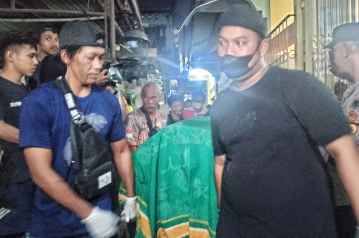 Petugas dari Polrestabes Semarang langsung melakukan olah TKP dan mengevakuasi jenazah dari kamar kos di karangsari semarang.