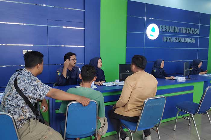 Pemilik usaha Nasi Padang Hendro Figola dan Didik pelanggan air saat konfirmasi mengenai tagihan yang tiba-tiba membengkak di Kantor Layanan Perumda Tirtayasa Kota Pekalongan, Senin (31/7).