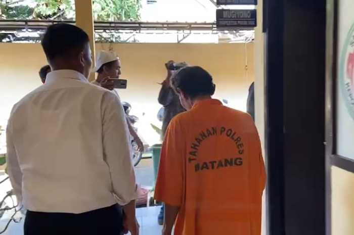 Tersangka pencabulan santriwati di sebuah pesantren di Desa Tumbrep, Kecamatan Bandar, akhirnya digelandang petugas untuk menjalani pemeriksaan di Mapolres Batang.