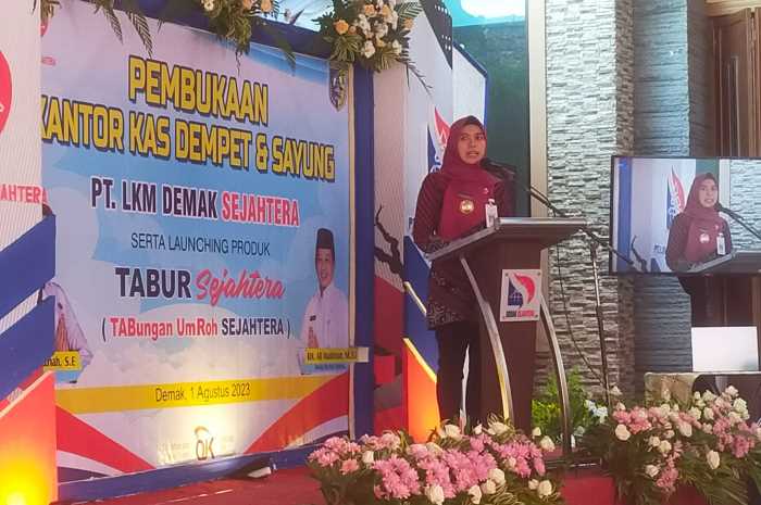 Bupati Demak dr Eistianah memberikan sambutan dalam pembukaan kantor PT LKM Demak Sejahtera kas Dempet dan Sayung.