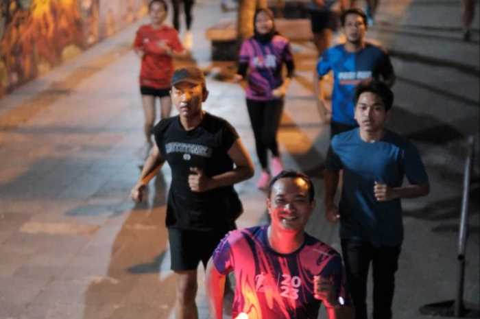 Komunitas Salatiga Running Buddies selalu memanfaatkan pagi dan malam hari untuk olahraga lari.