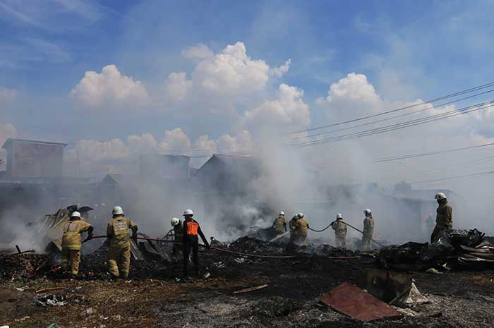 Tim pemadam kebakaran berjibaku memadamkan api yang meluluhlantakkan sebuah gudang rosok di Kota Semarang, April lalu.