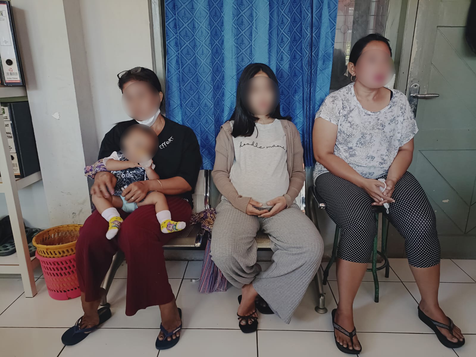 Pengunjung Lapas Semarang ketahuan hendak selundupkan handphone dan pil koplo saat layanan kunjungan, Selasa (1/8).