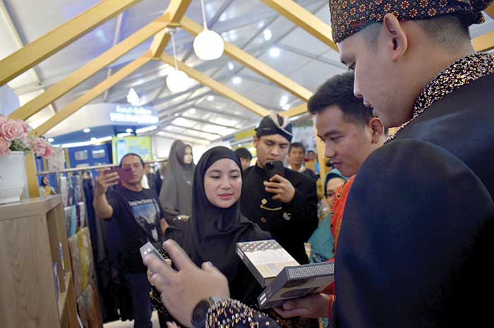 Bupati Kendal Dico M Gunandito bersama Wali Kota Surakarta saat meninjau stand UMKM di PRK pada pekan lalu.