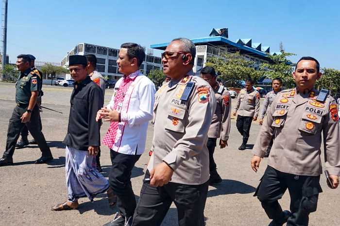 Wakapolda Jateng Brigjen Pol Abioso Seno Aji dan Wali Kota Pekalongan Afzan Arslan Djunaid saat meninjau lokasi rencana pembangunan patung monumen Jendral Hoegeng, Selasa (1/8).