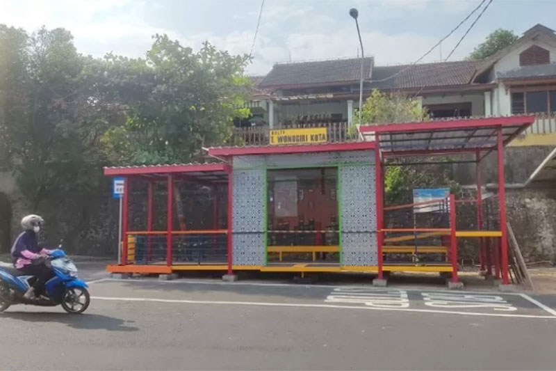 Warga melintas di depan halte Trans Jateng di Terminal Angkot Wonogiri, Rabu (2/8/2023).