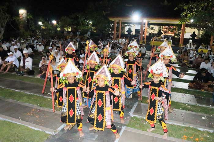 Perayaan Hari Raya Galungan di Pura Giri Natha Semarang diawali dengan tari bali Rabu (2/8) malam.