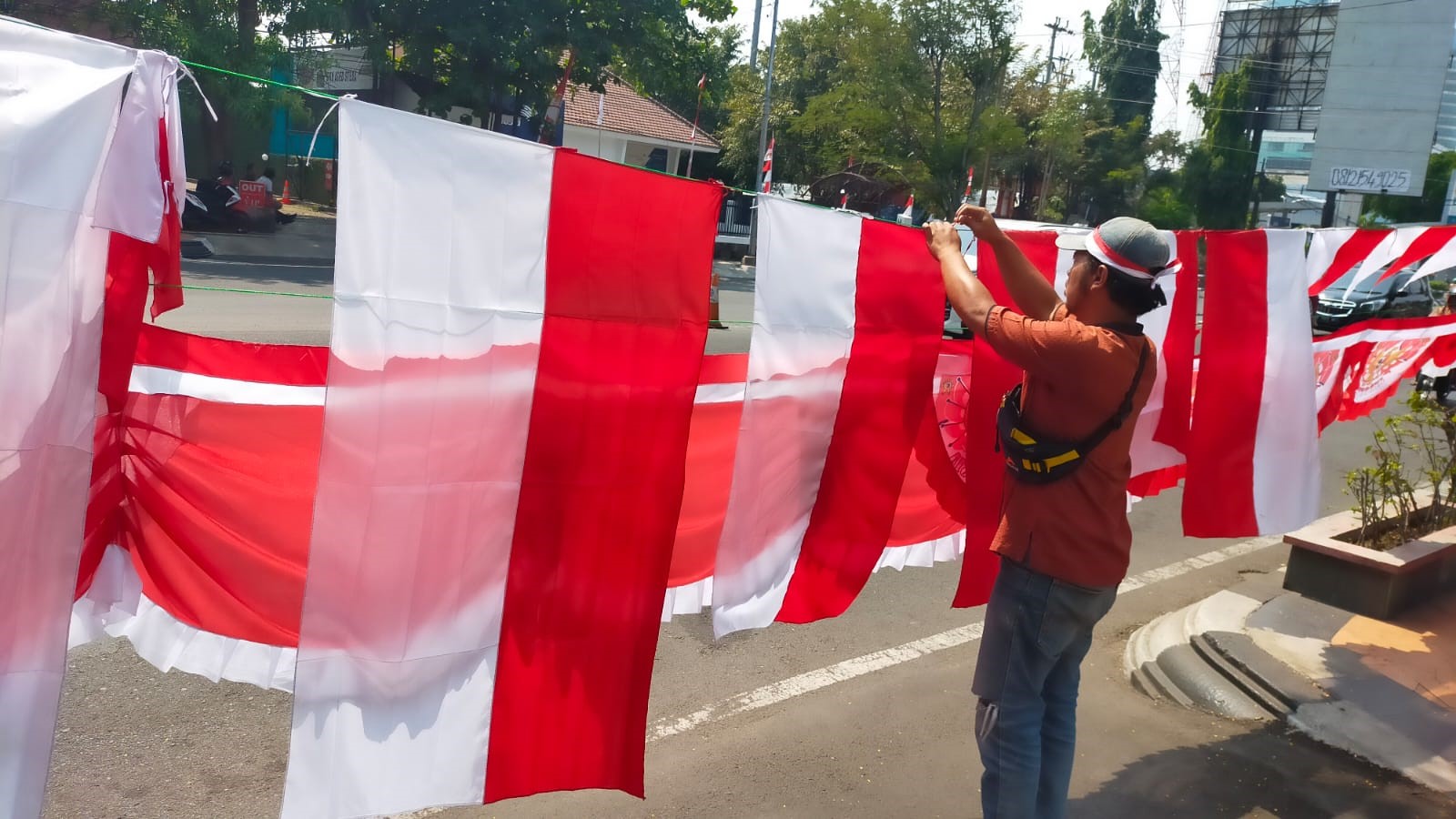 Taufik Chandra, penjual berbagai jenis bendera merah putih yang sedang menjajakan benderanya di Jalan Ahmad Yani, Pleburan, Semarang Selatan, Kota Semarang.