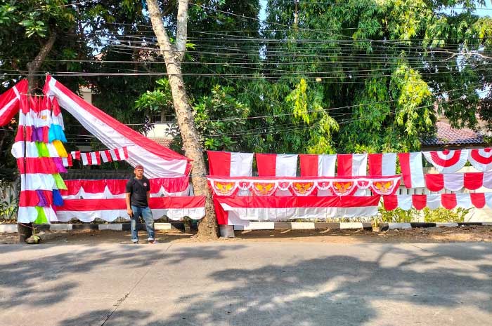 Rizki Cahya, salah satu anggota kelompok penjual bendera Citra Mandiri yang menjajakan jualannya di Jalan Srondol Wetan, Banyumanik, Kota Semarang.
